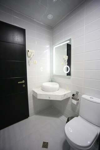 Отель West Tower Hotel Кутаиси Роскошный четырехместный номер-4