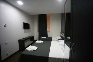 Отель West Tower Hotel Кутаиси Трехместный номер с ванной комнатой-2