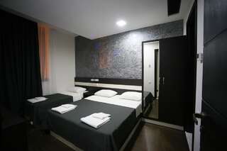Отель West Tower Hotel Кутаиси Трехместный номер с ванной комнатой-4