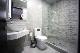 Отель West Tower Hotel Кутаиси Семейный номер с ванной комнатой-4
